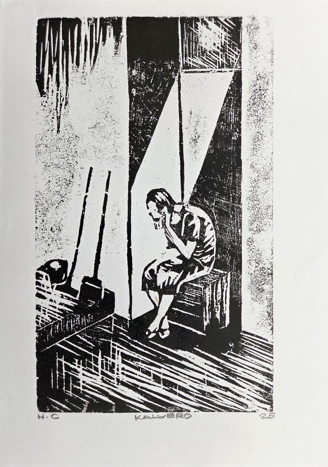 s/título (Pessoa sentada, vassouras e rodo)